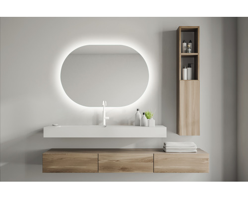 Moderne badkamer met wastafel, spiegel met verlichting en houten kasten