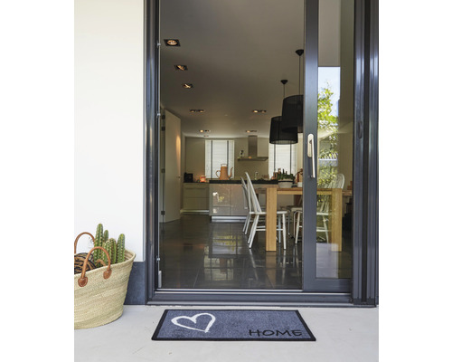 Entree met deurmat, mand en uitzicht op de keuken