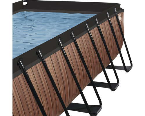 Detailaanzicht van een rechthoekig opzetzwembad met houten bekleding en stalen frame