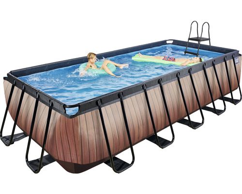 Rechthoekig zwembad met houten bekleding en twee kinderen in het water, inclusief ladder