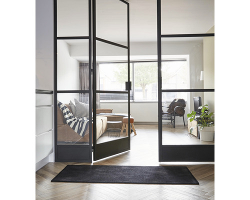 Kameroverzicht met zwarte deurmat en glazen deur met stalen frame