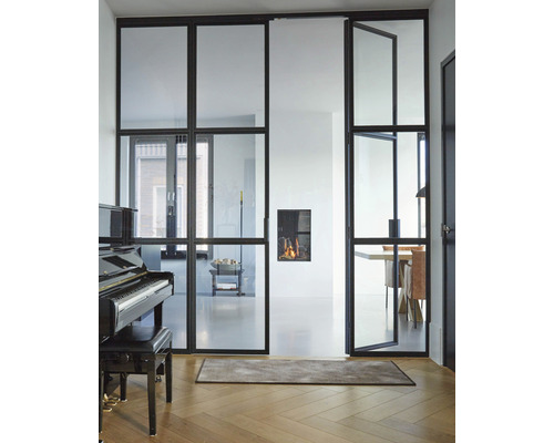 Lichte woonkamer met glazen deuren met frame, piano en open haard