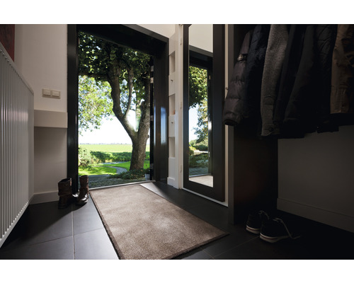 Entree met deurmat, kapstok en uitzicht op het groen