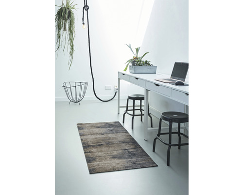 Voorbeeld van inrichting met vloerkleed, bureau en decoratie in een lichte ruimte.