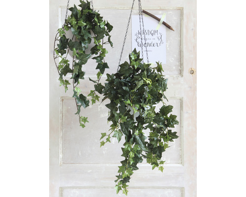 Twee hangmanden met kunstmatige klimop als decoratie voor een deur
