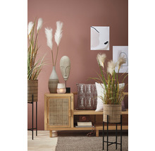 Decoratieve woonkamer met houten meubels, planten in potten en wanddecoratie