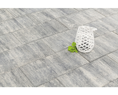 Grijze bestratingstenen met decoratieve lantaarn