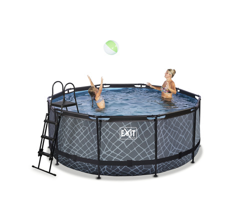 Rond opzetzwembad met ladder en twee personen in het water, waarvan er één probeert een bal te vangen.