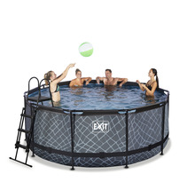 Rond zwembad met ladder en vier mensen in het water die een bal spelen