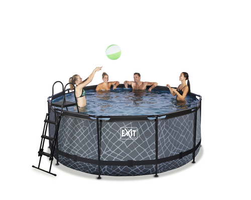 Rond zwembad met ladder en vier mensen in het water die een bal spelen