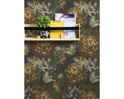 Wanddecoratie met bloemrijk behangpatroon en plank met decoratie