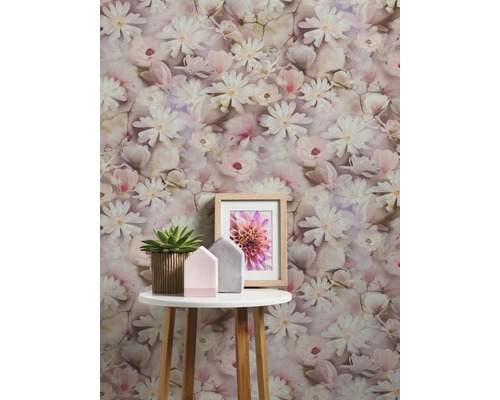 Behang met bloemmotief in interieur op kleine tafel