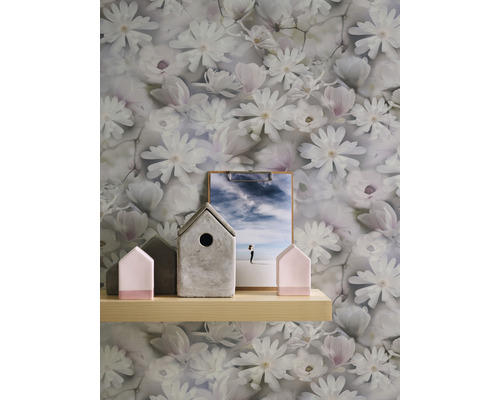 Bloemenbehang met plank, decoratie en foto