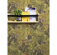 Behang met junglemotieven en dieren achter een wandplank