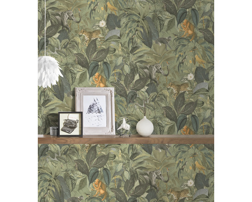 Kamer met junglebehang waarop olifanten, apen en luipaarden zijn afgebeeld