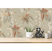 Behang met papegaaien en plantenpatroon in interieur