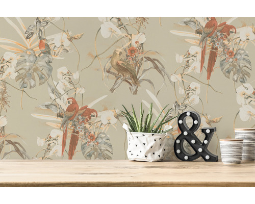 Behang met papegaaien en plantenpatroon in interieur