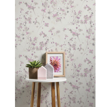Kamerweergave met bloemenbehang, tafel, potplant en fotolijst