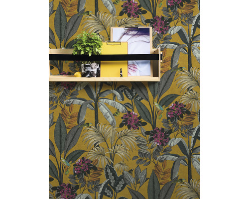 Wand met tropisch junglebehang en een wandplank met decoratieve objecten