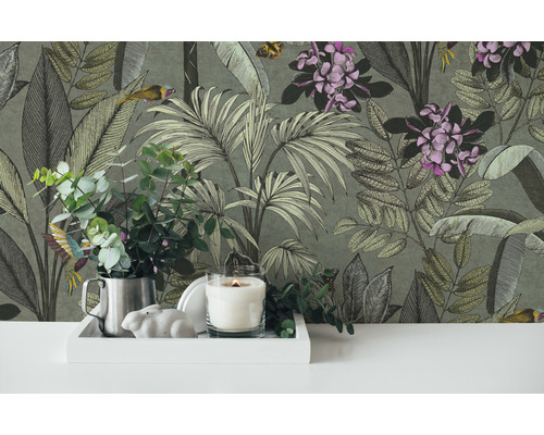 Decoratief behang met plantmotieven en accessoires zoals een kaars en planten