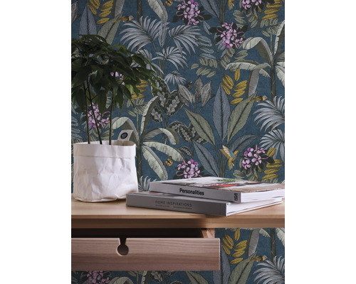 Decoratief interieur met bloemmotief behang, tafel, boeken en kamerplant