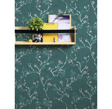 Behang met bloemmotief en plank met decoraties