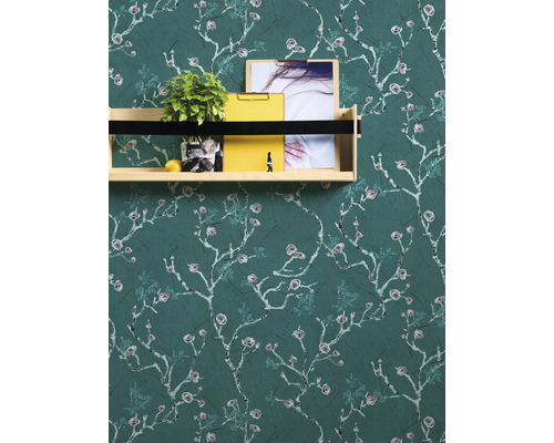 Behang met bloemmotief en plank met decoraties