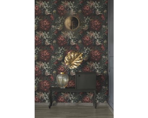 Decoratieve kamer met bloemenbehang, spiegel en dressoir