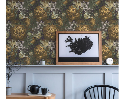 Decoratieve woonkamer met bloemenbehang, ingelijste IJslandposter en theeservies op een tafel