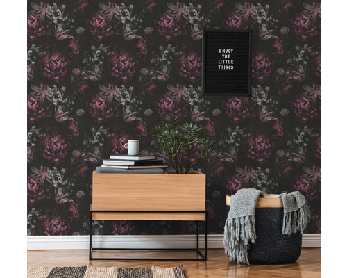 Decoratieve kamer met bloemenbehang, houten tafel en woonaccessoires.