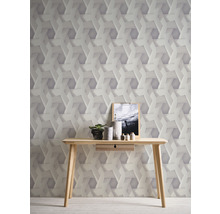 Kamer met geometrisch behang, een houten tafel en decoratieve objecten.