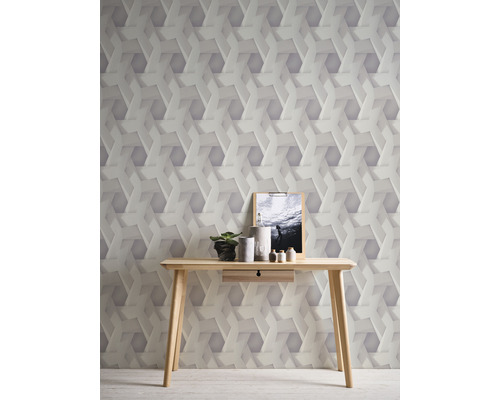 Kamer met geometrisch behang, een houten tafel en decoratieve objecten.