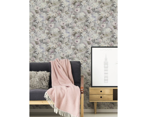 Scène met bloemenbehang, bank, deken en bijzettafel met Londen poster