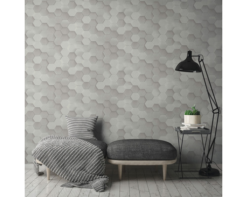 Woonkamer met wandpanelen in zeshoekige look, zitbank en staande lamp