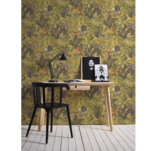 Decoratieve werkkamer met junglebehang, bureau, stoel en bureaulamp