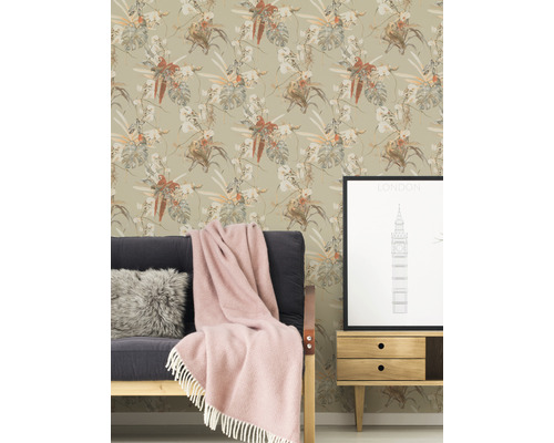 Kamerweergave met bloemenbehang, bank, deken en ladekast met Londen afbeelding