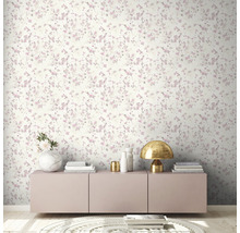 Woonkamer met bloemenbehang en dressoir