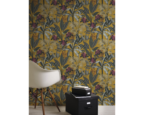 Kamer met bloemenbehang met tropisch motief