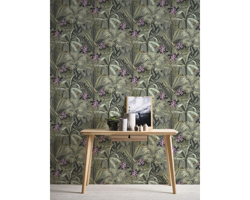 Decoratief groen behang met plantmotieven in een interieur.