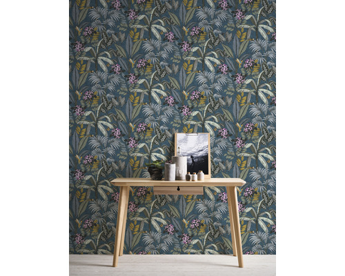 Kamer met junglebehang, tafel en decoratieartikelen