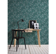 Decoratieve werkkamer met patroonbehang, bureau en stoel