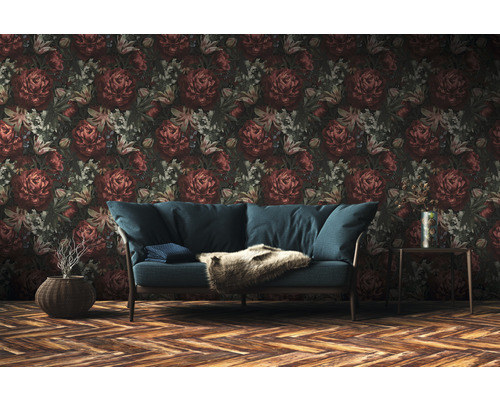 Kamerweergave met bloemenbehang, bank en houten vloer in visgraatmotief