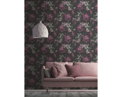 Woonkamer met bank, lamp en bloemenbehang