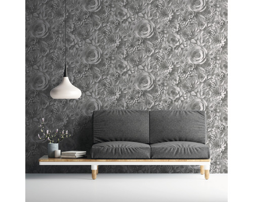 Decoratieve woonkamer met bloemenbehang, bank en hanglamp