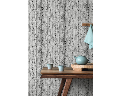 Scene met behang met berkenmotief, houten tafel, theepot en kopjes