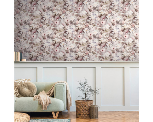 Woonkamer met bloemenbehang, bank en decoratieve elementen voor een gezellige sfeer
