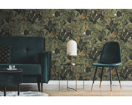 Decoratieve woonkamer met jungle behang met planten en dieren, donkergroene bank, tafel en stoel