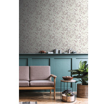 Woonkamer met bloemenbehang, bank, tafel en kamerplant