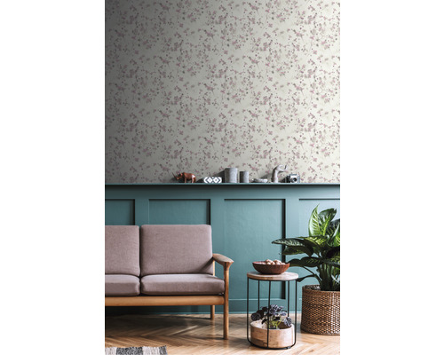 Woonkamer met bloemenbehang, bank, tafel en kamerplant