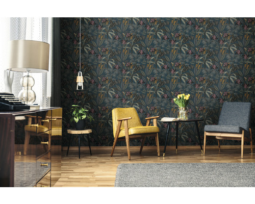 Woonkamer met donkergroen junglebehang, fauteuils en decoratie